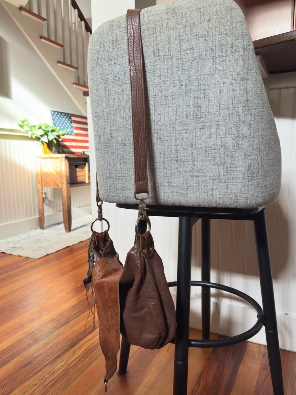 Handcrafted Retro Brown Leather Shoulder Bag with Decorative Stitching - Picture 12 of 16